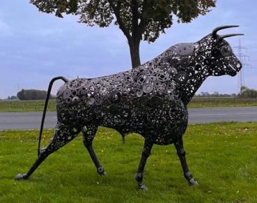 Stier TORRO mit aufrechtem Kopf lebensgroß aus Metall